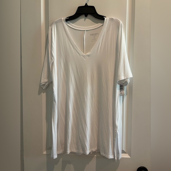Torrid White Short Sleeve V-Neck Tee - Picture 4 of 4